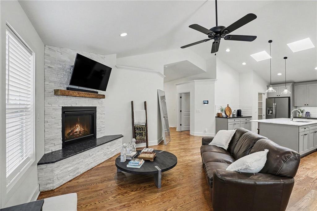 22 W 78th Terrace Property Photo 8