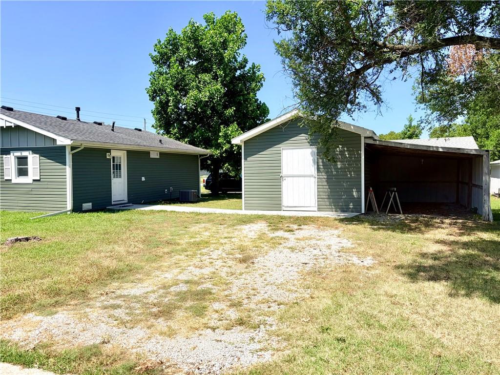 1402 W Walnut Street Property Photo 8