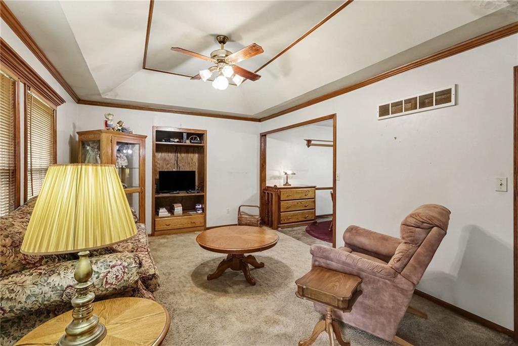 605 Se Westwind Drive Property Photo 3