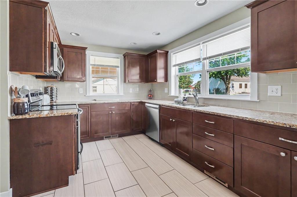 403 Baker Street Property Photo 12