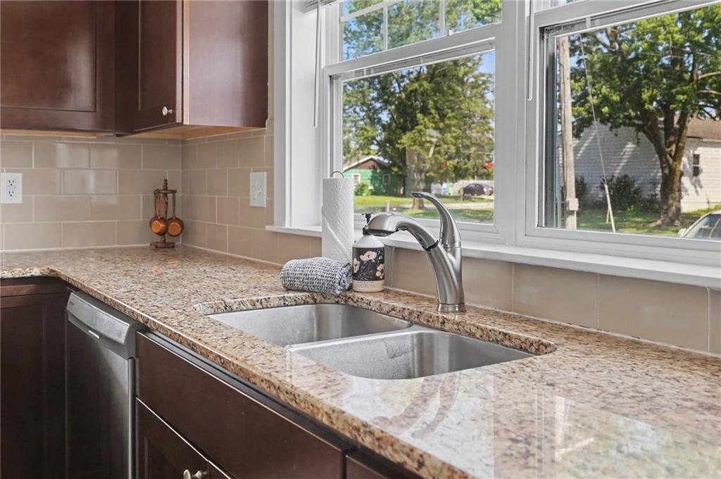 403 Baker Street Property Photo 14