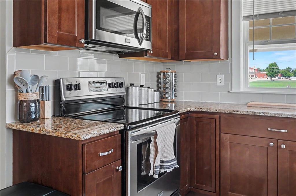 403 Baker Street Property Photo 16