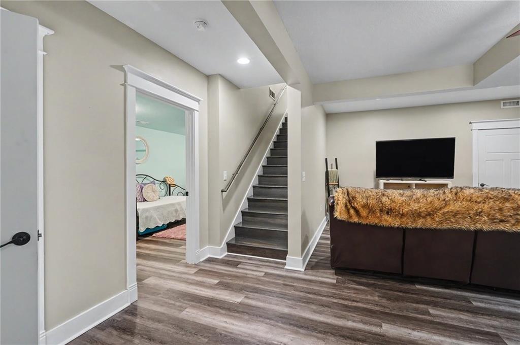 403 Baker Street Property Photo 22