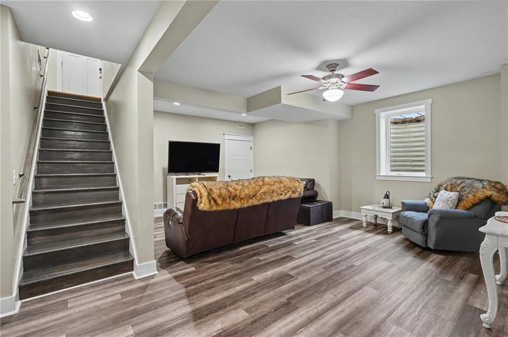 403 Baker Street Property Photo 23