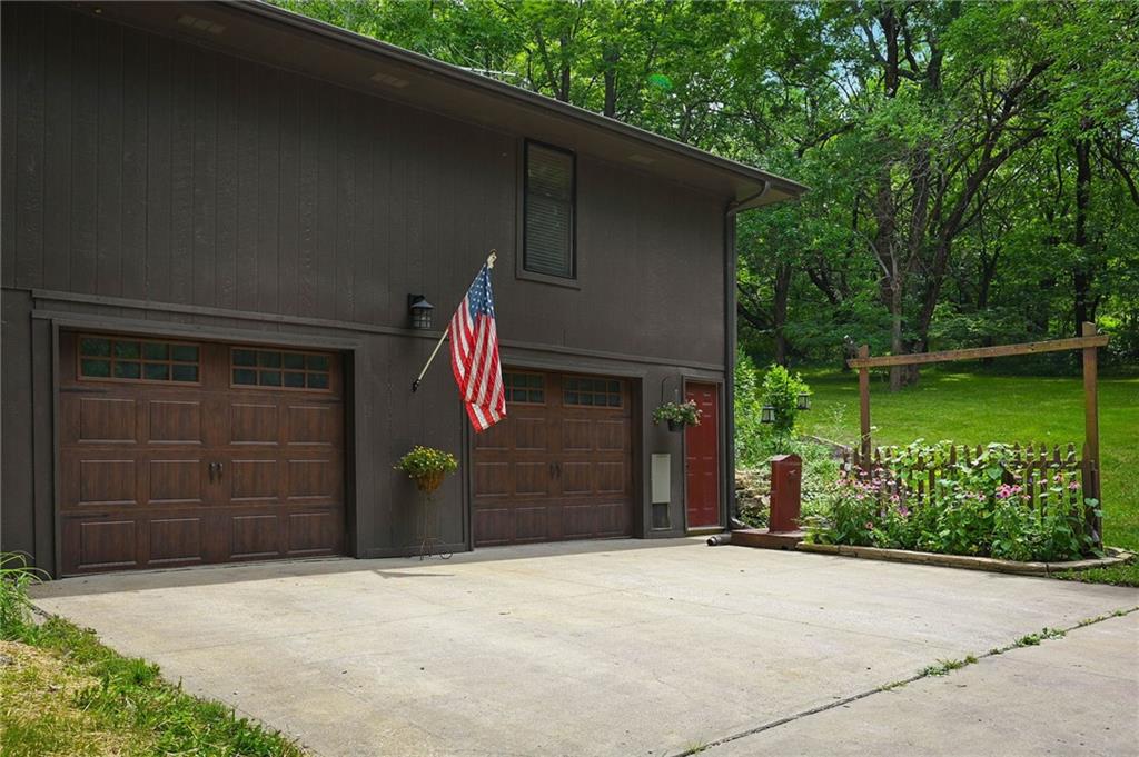 22001 S Hedge Hill Drive Property Photo 4