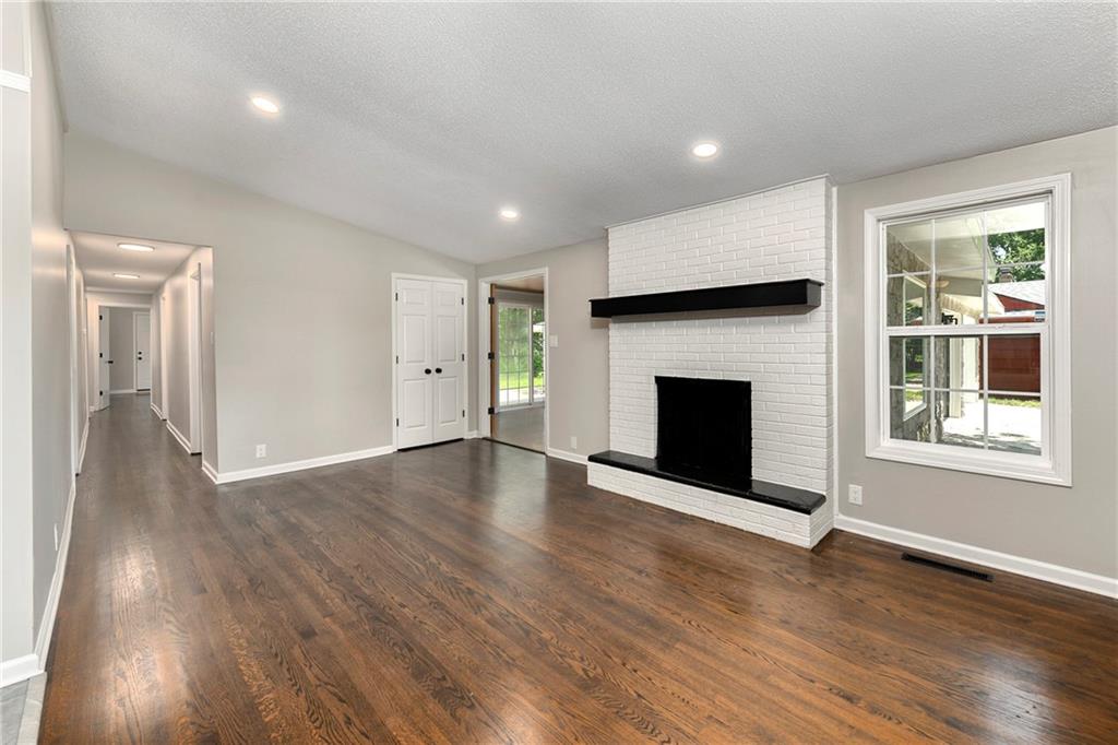 7132 Parallel Parkway Property Photo 2