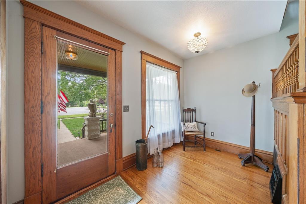 105 Ne Douglas Street Property Photo 6