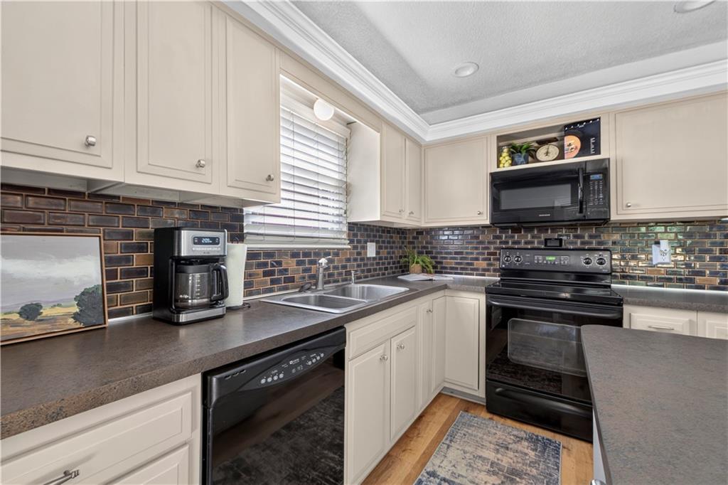 7815 Haskell Avenue Property Photo 11