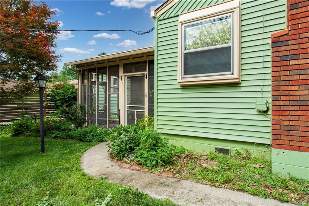 3917 S Spring Street Property Photo 6