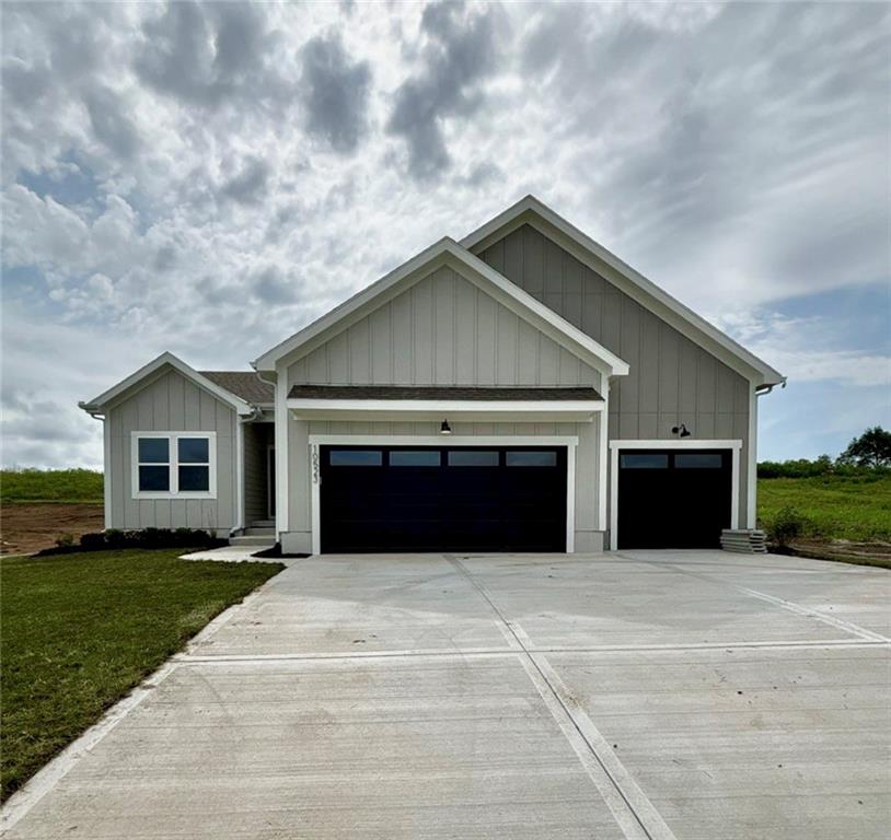 355 SW Amara Drive Property Photo 1