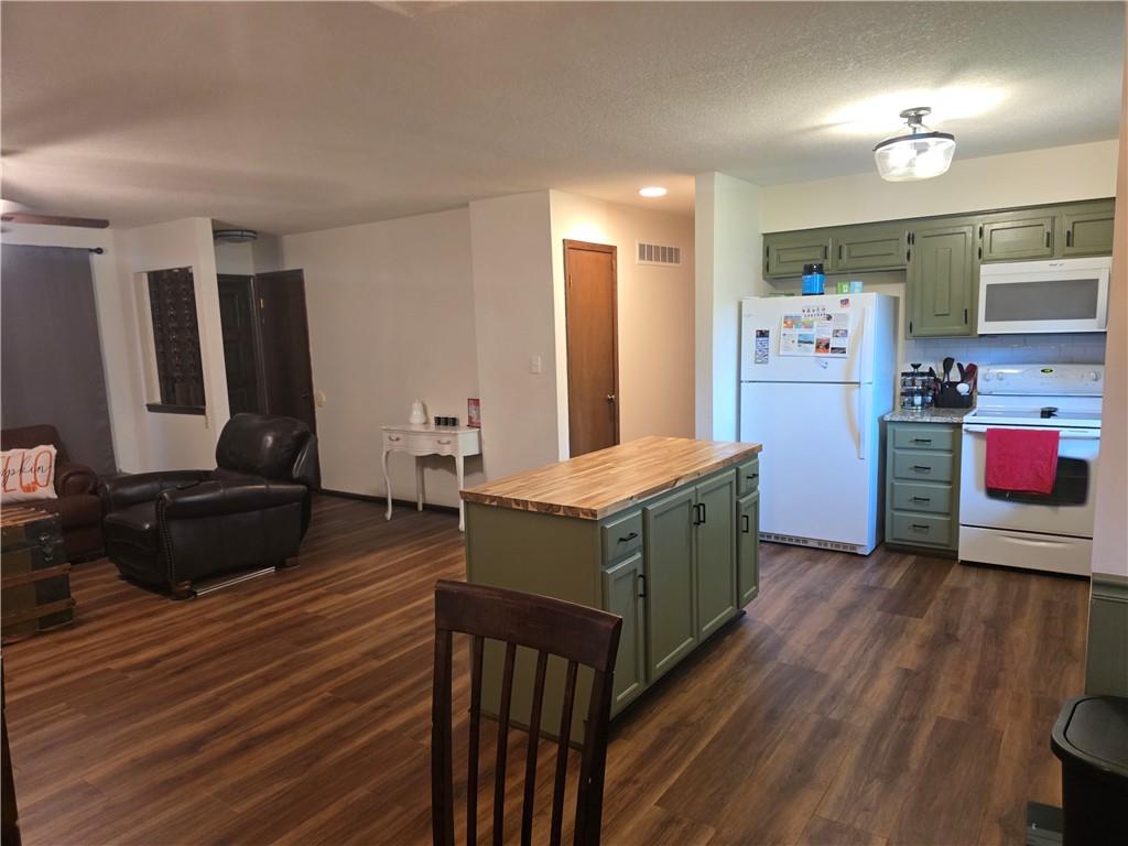 1121 W Elm Terrace Property Photo 6