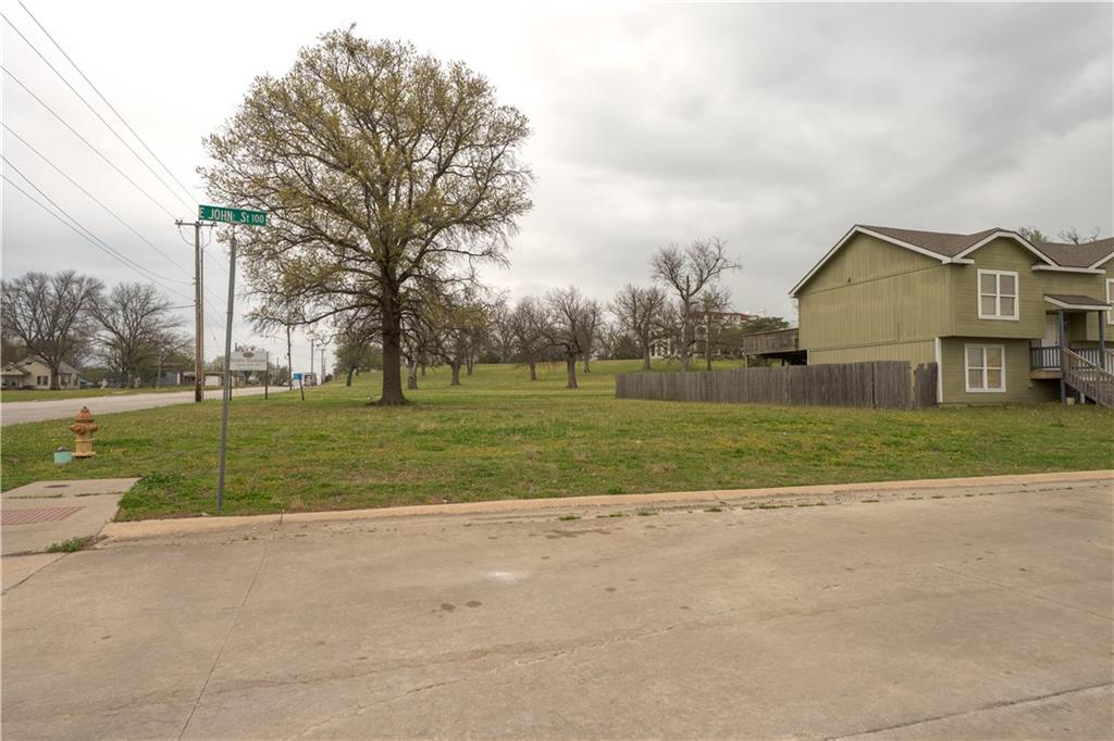 202 E John Street Property Photo 2
