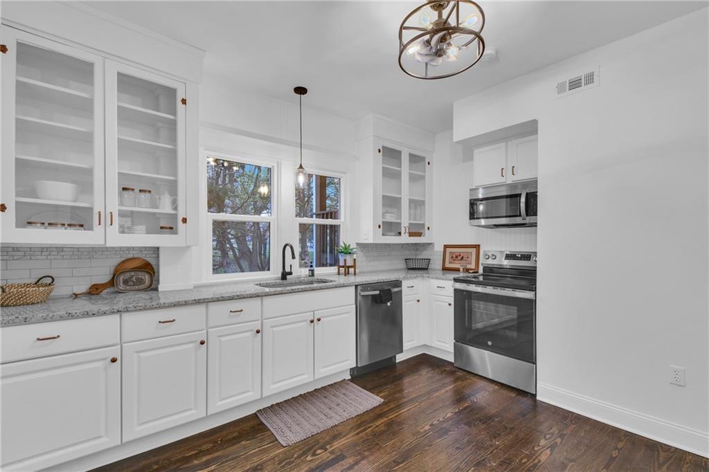 1610 S Northern Boulevard Property Photo 17