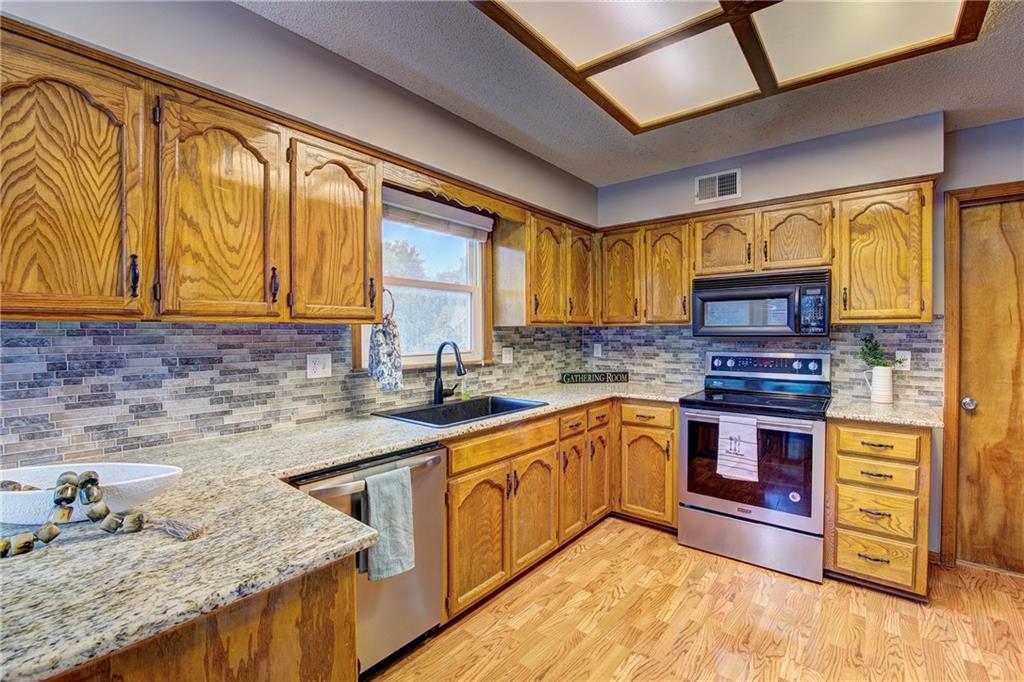 1231 Ne Deerbrook Circle Property Photo 5
