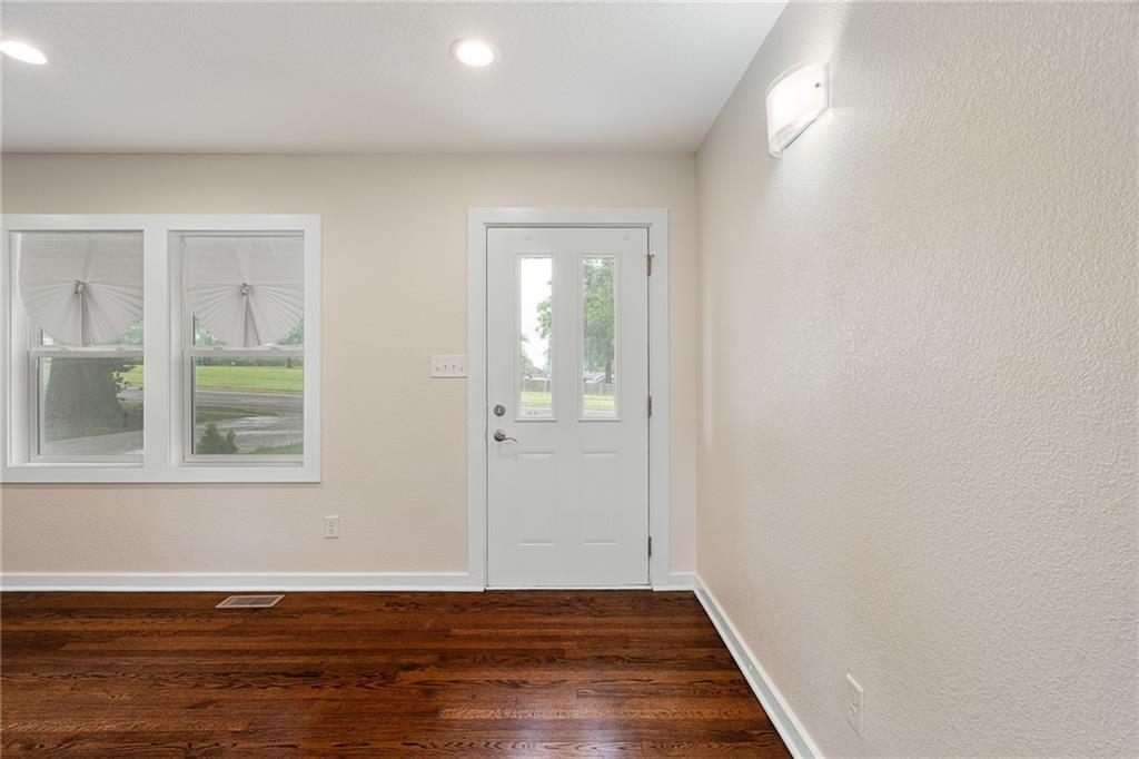 7332 Parallel Parkway Property Photo 4