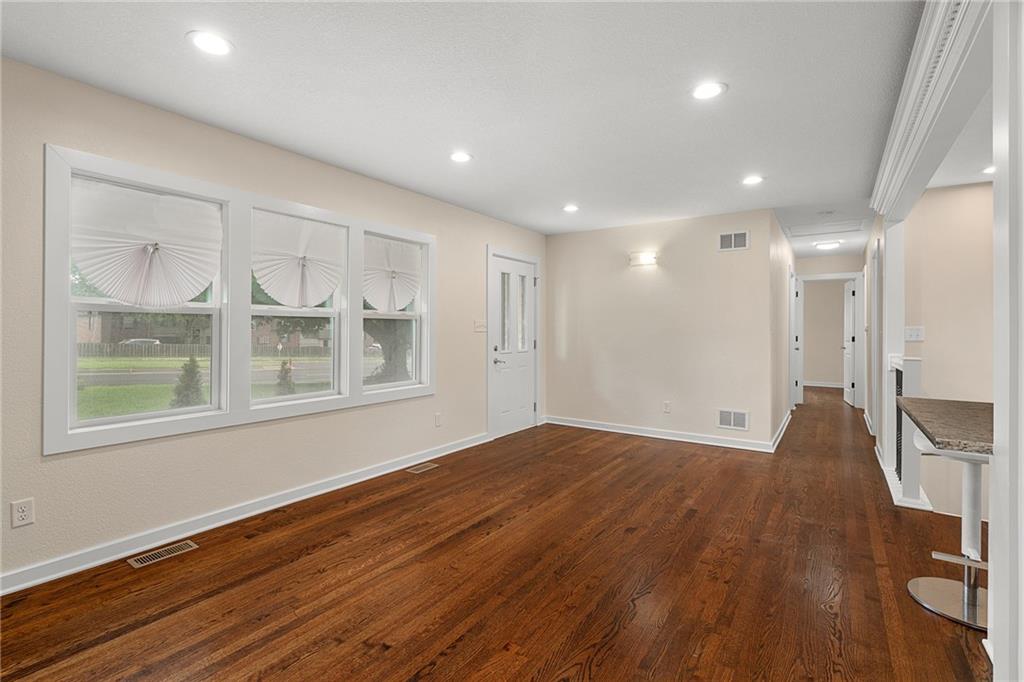 7332 Parallel Parkway Property Photo 6