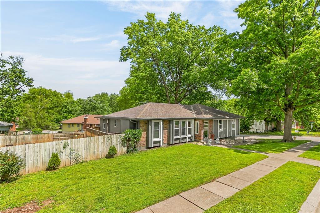 1524 Oxford Court Property Photo 4