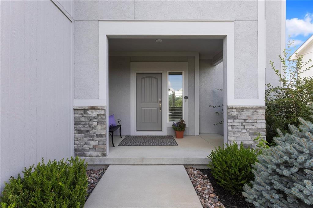 8492 Valley Spring Drive Property Photo 4