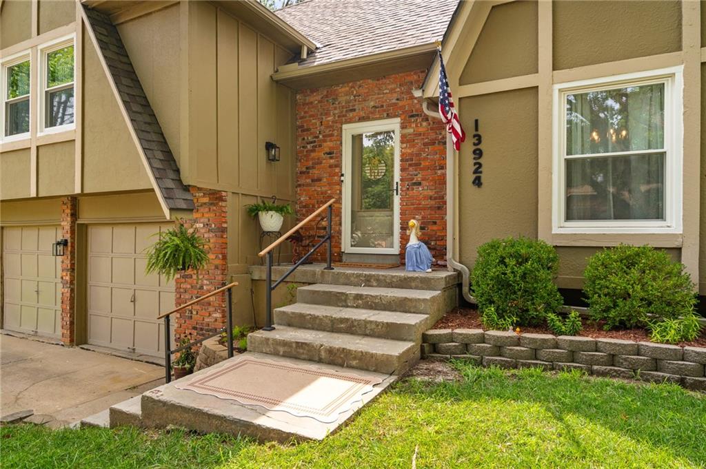 13924 S Tomahawk Drive Property Photo 3
