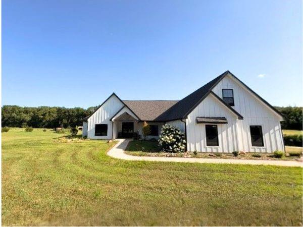 1102 E 1033 Road Property Photo 3