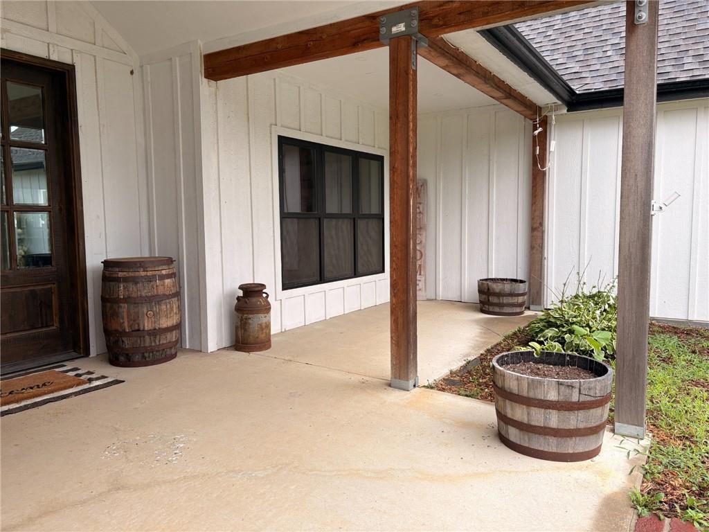 1102 E 1033 Road Property Photo 5