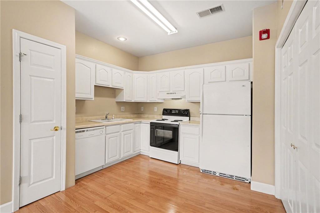 17201 E 32nd Street Property Photo 8