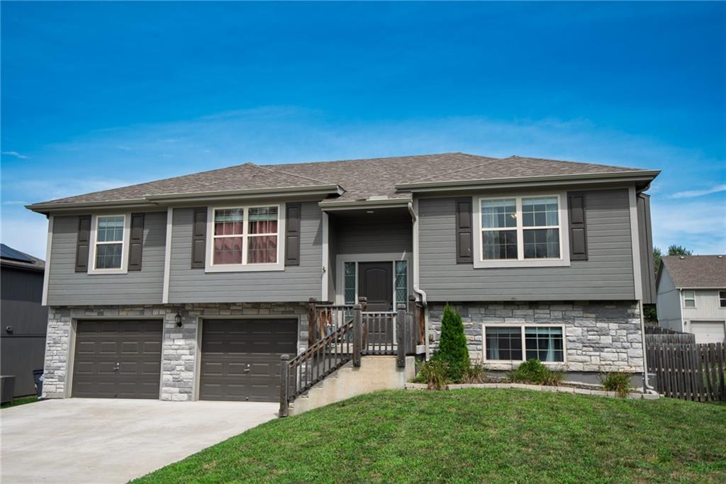 212 Ne Greystone Way Property Photo 1
