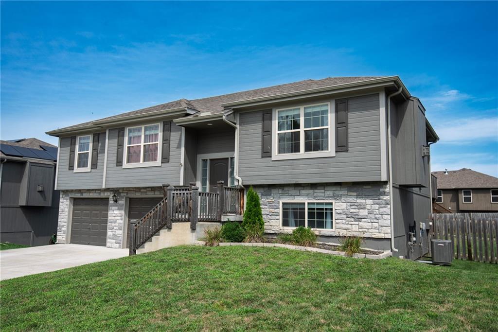 212 Ne Greystone Way Property Photo 2