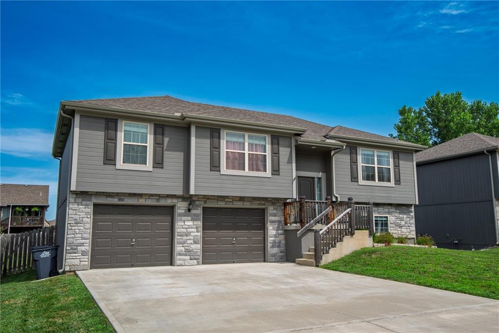 212 Ne Greystone Way Property Photo 3