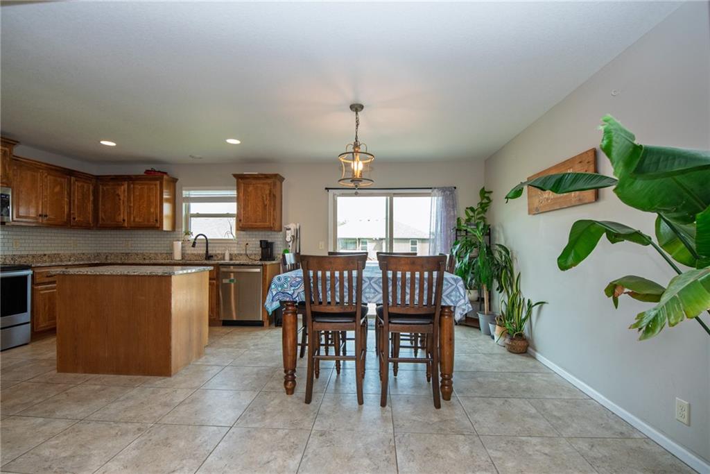 212 Ne Greystone Way Property Photo 8
