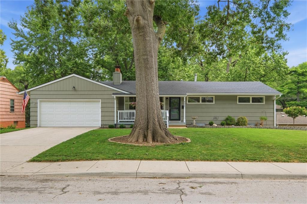 8025 Maple Street Property Photo 4