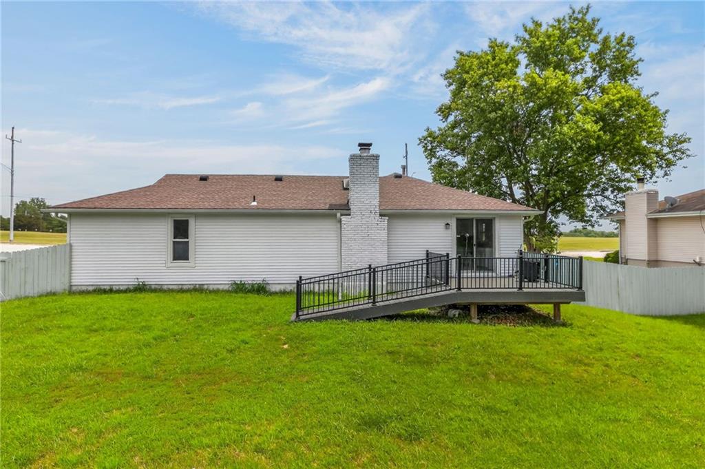 10512 N Oak Trafficway Property Photo 4