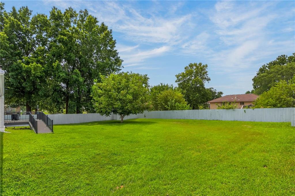 10512 N Oak Trafficway Property Photo 6