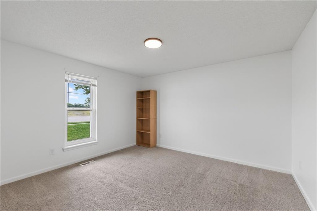10512 N Oak Trafficway Property Photo 16