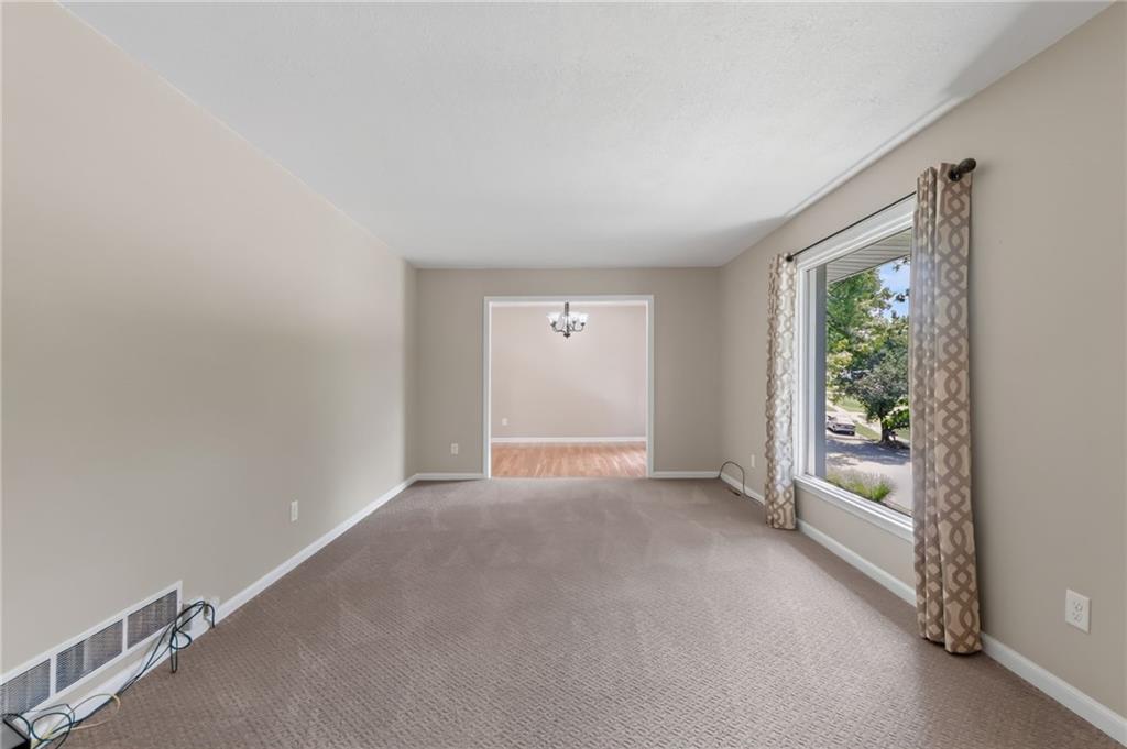 7401 N Strathbury Avenue Property Photo 4