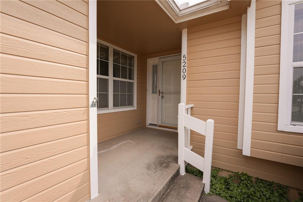 5209 S Megan Drive Property Photo 4