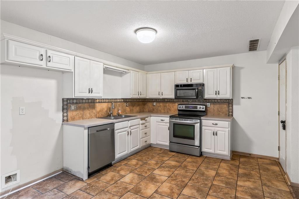 15521 E 48th Street Property Photo 8