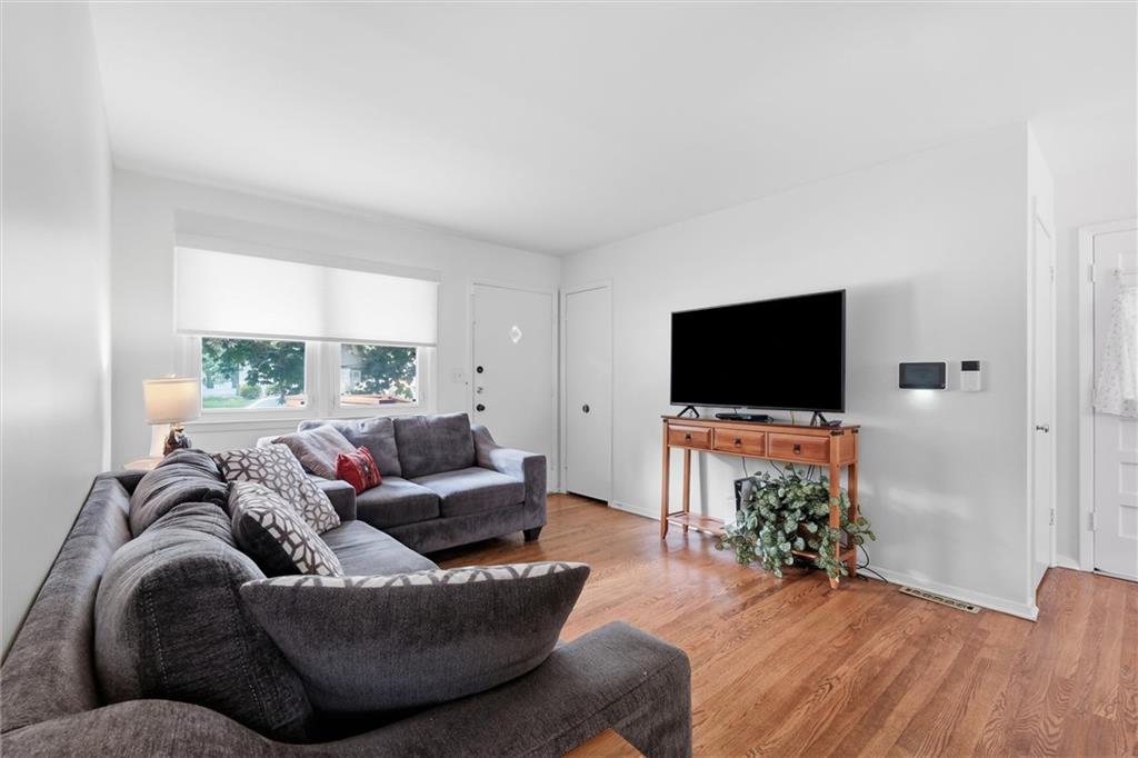 4009 S Spring Street Property Photo 4