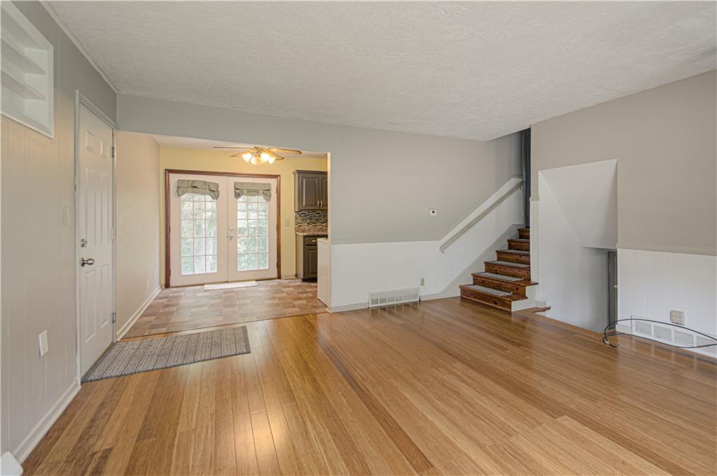 820 S Main Street Property Photo 5