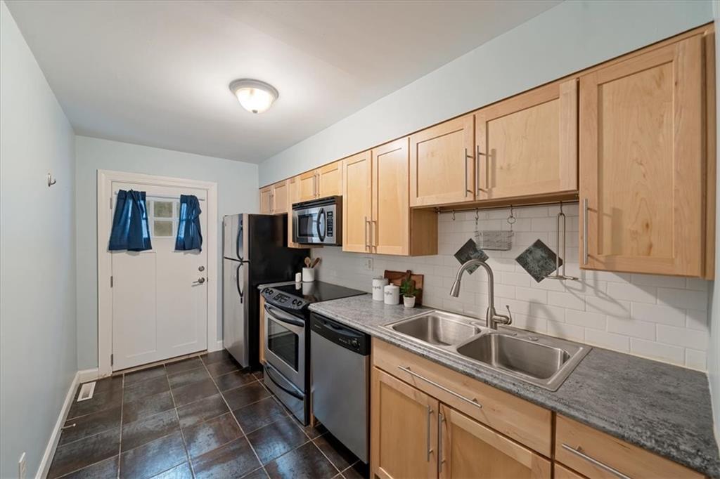 4426 Jarboe Street Property Photo 15