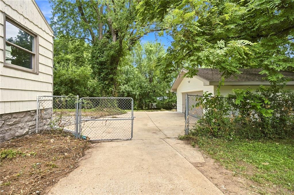 1347 S Hocker Avenue Property Photo 31