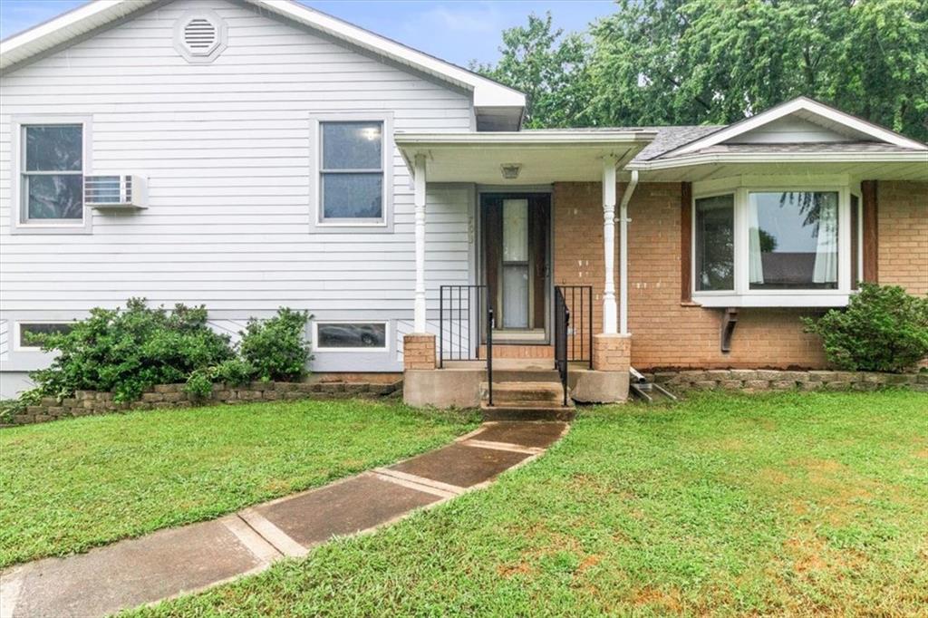 703 E Maple Street Property Photo 4