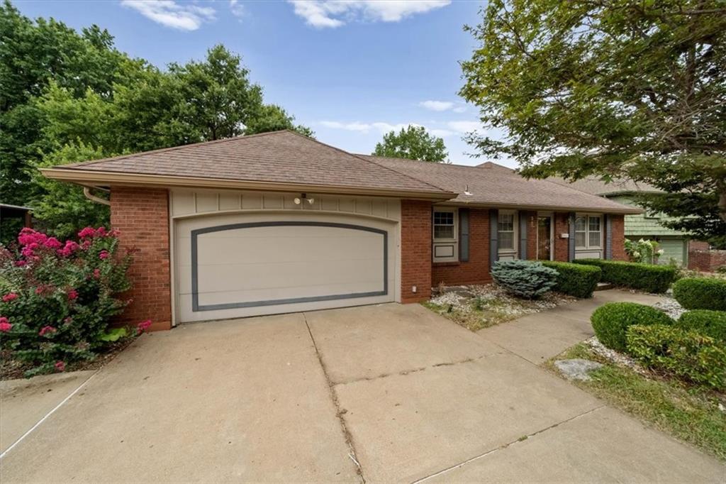 3826 S Summit Ridge Drive Property Photo 1