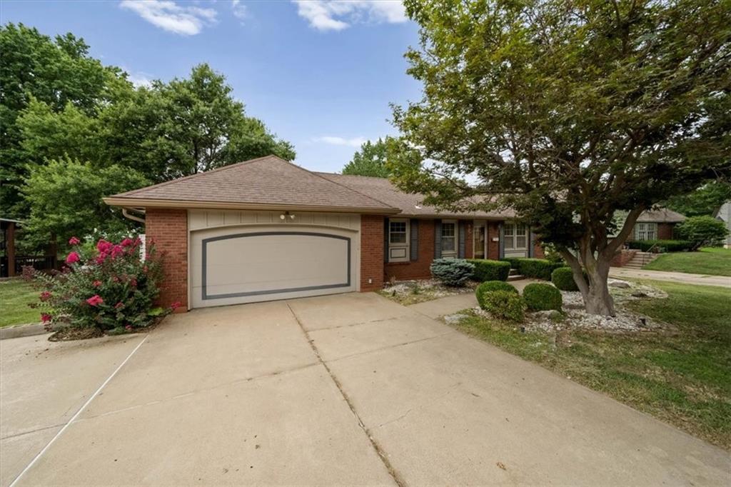 3826 S Summit Ridge Drive Property Photo 3