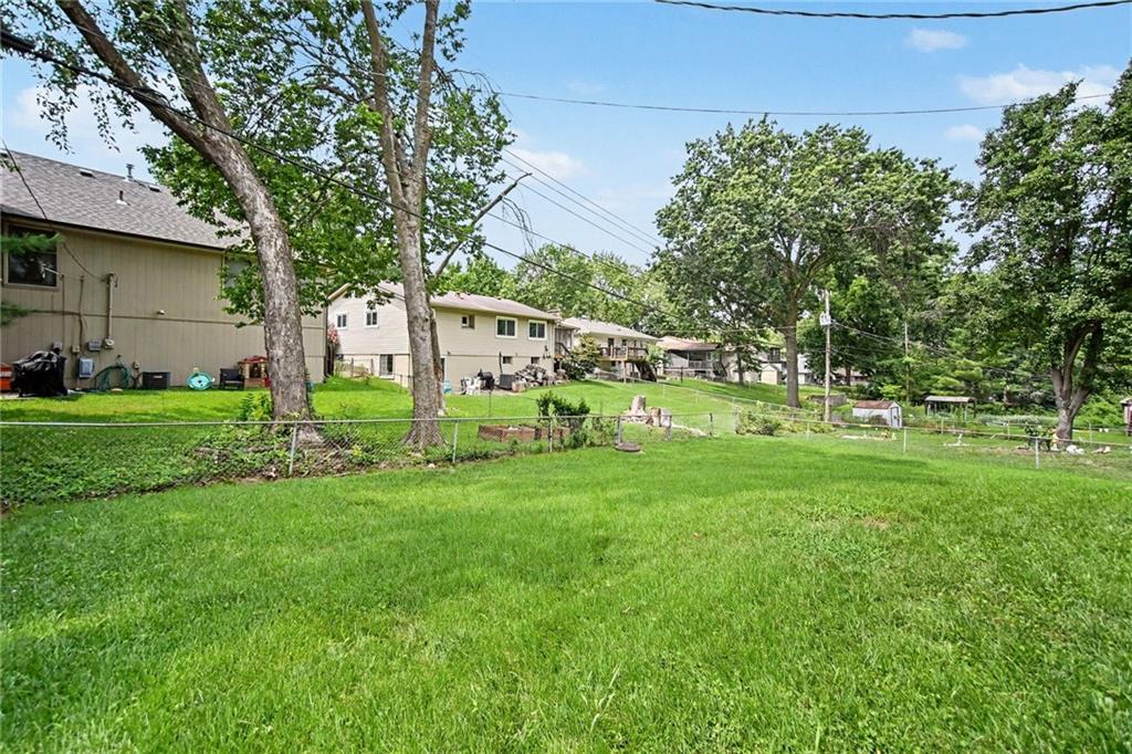 8812 N Oak Trafficway Property Photo 28