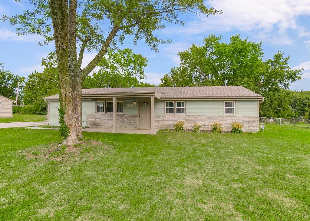 8109 N Summit Road Property Photo 2