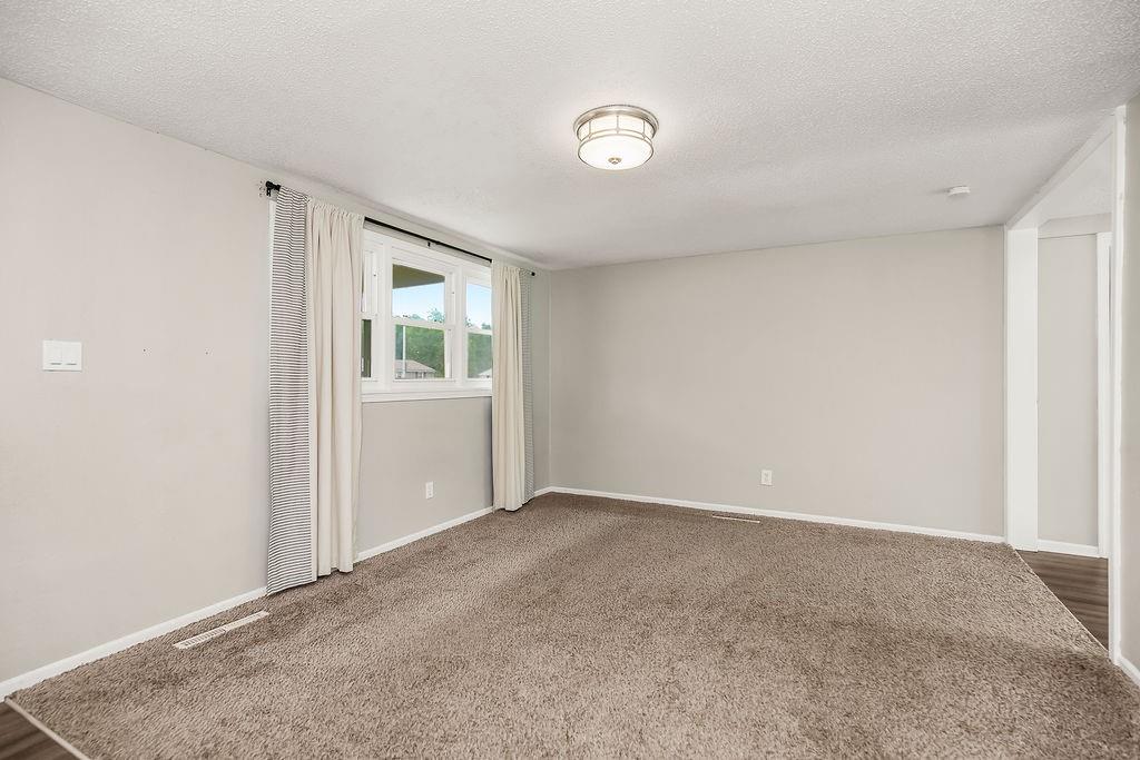 8109 N Summit Road Property Photo 4