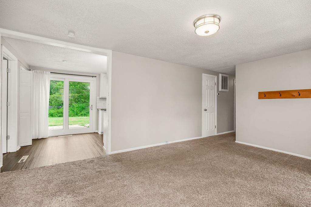 8109 N Summit Road Property Photo 5