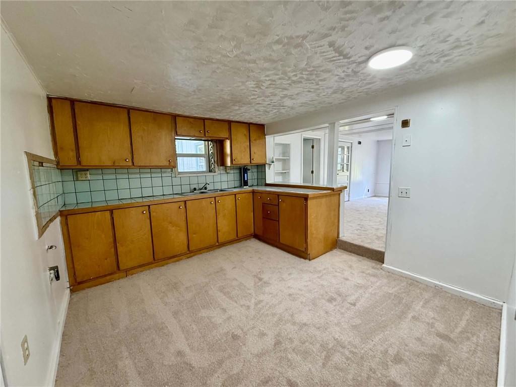 215 W 3rd Street Property Photo 6