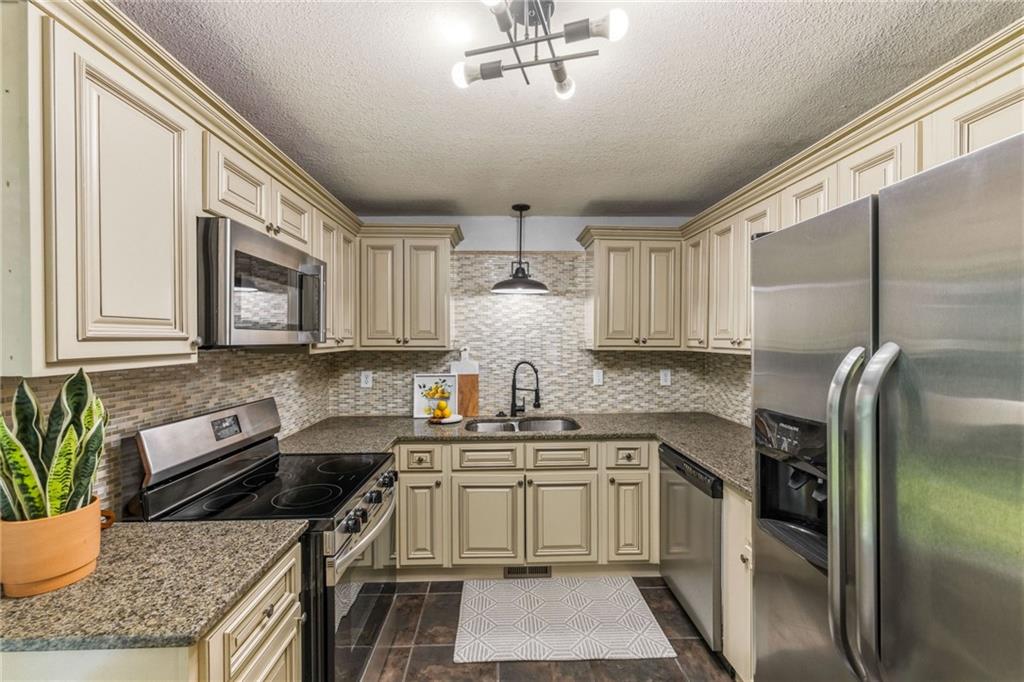 6739 Roe Avenue Property Photo 4